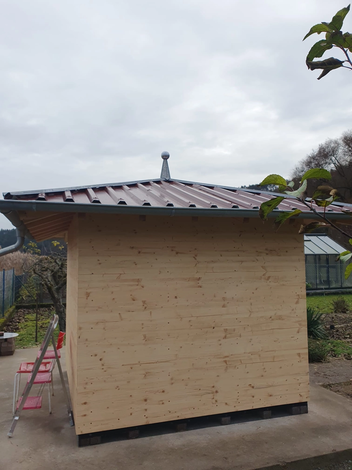 Wetter-Gebäudeschutz, Terrassenbau, Sanierungen, Außenanlagen, Gartengestaltung, Rückbau & Neugestaltung, Zaunbau Lärche, Einbauschrank, Hochbett, Handlauf, Dachsanierung, Baumspielhaus, Sebastian Kirsch, Handwerk