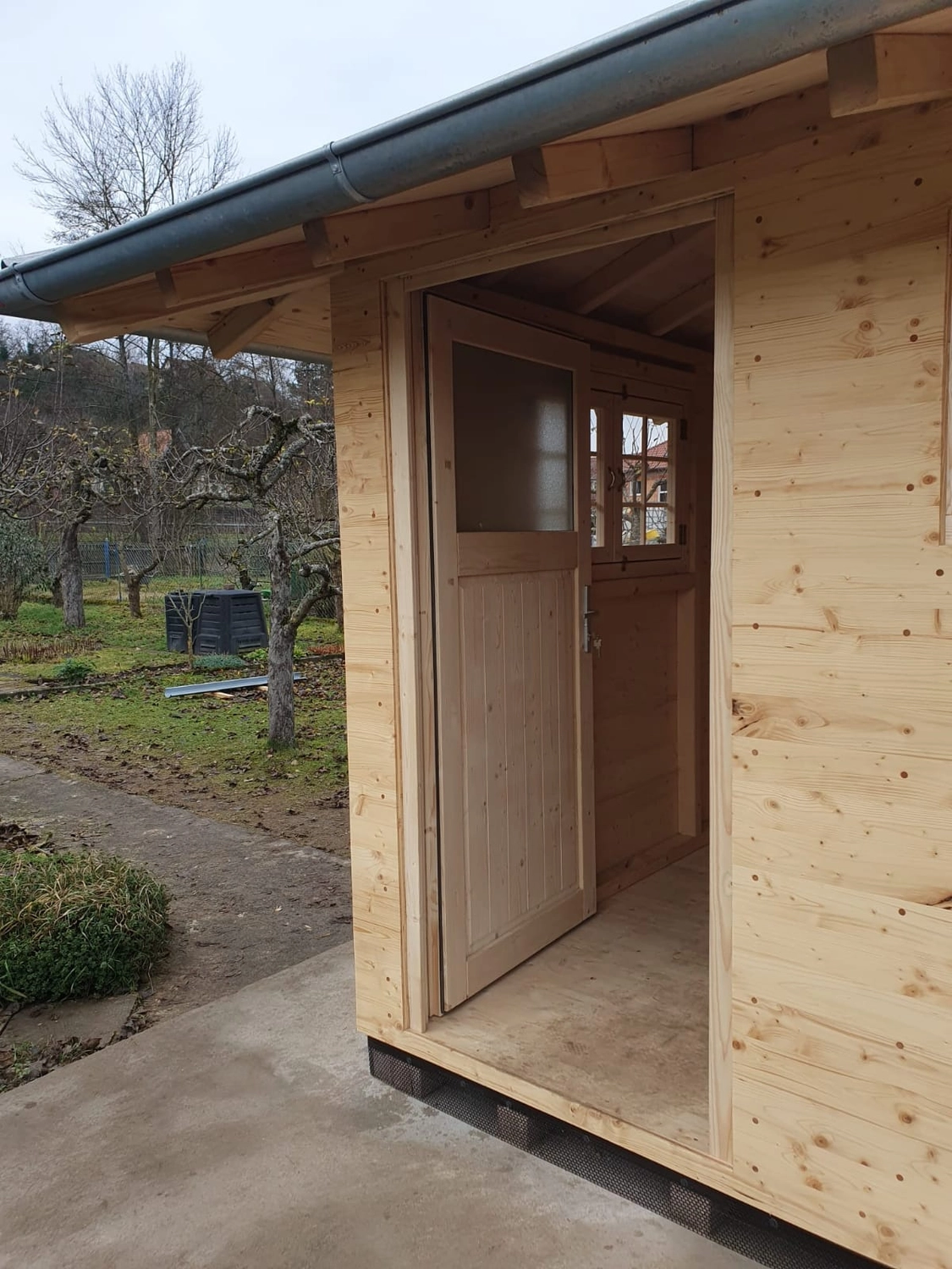 Wetter-Gebäudeschutz, Terrassenbau, Sanierungen, Außenanlagen, Gartengestaltung, Rückbau & Neugestaltung, Zaunbau Lärche, Einbauschrank, Hochbett, Handlauf, Dachsanierung, Baumspielhaus, Sebastian Kirsch, Handwerk