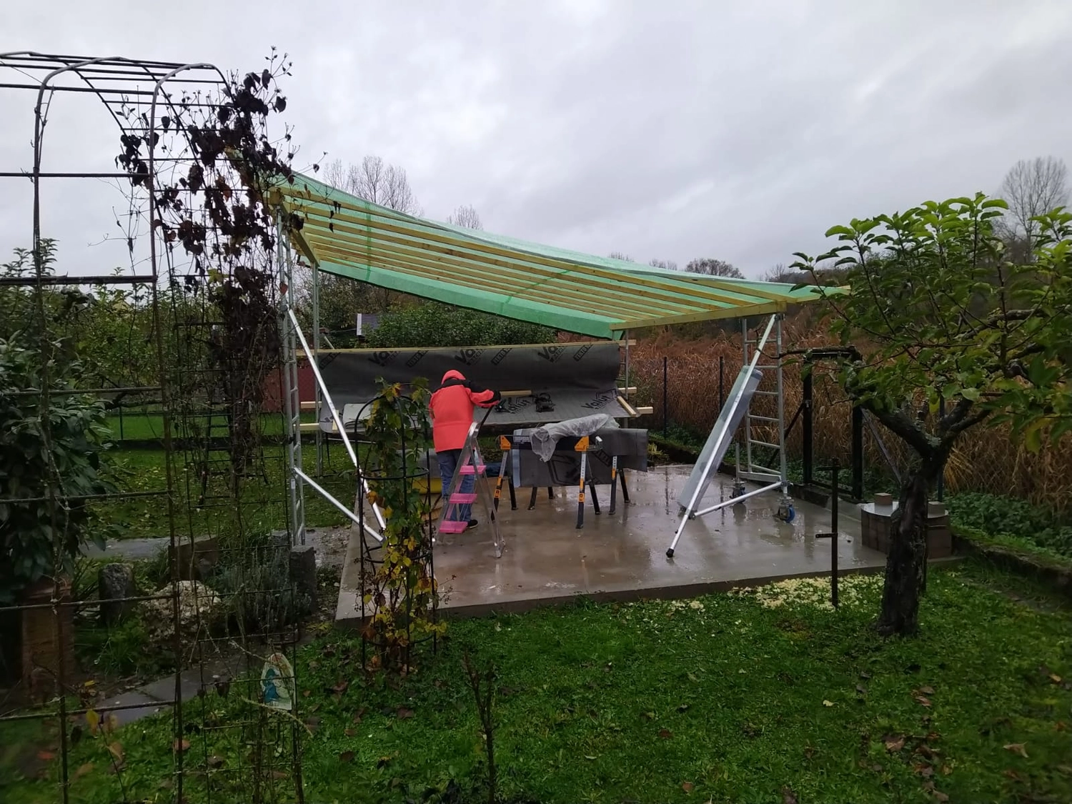 Wetter-Gebäudeschutz, Terrassenbau, Sanierungen, Außenanlagen, Gartengestaltung, Rückbau & Neugestaltung, Zaunbau Lärche, Einbauschrank, Hochbett, Handlauf, Dachsanierung, Baumspielhaus, Sebastian Kirsch, Handwerk