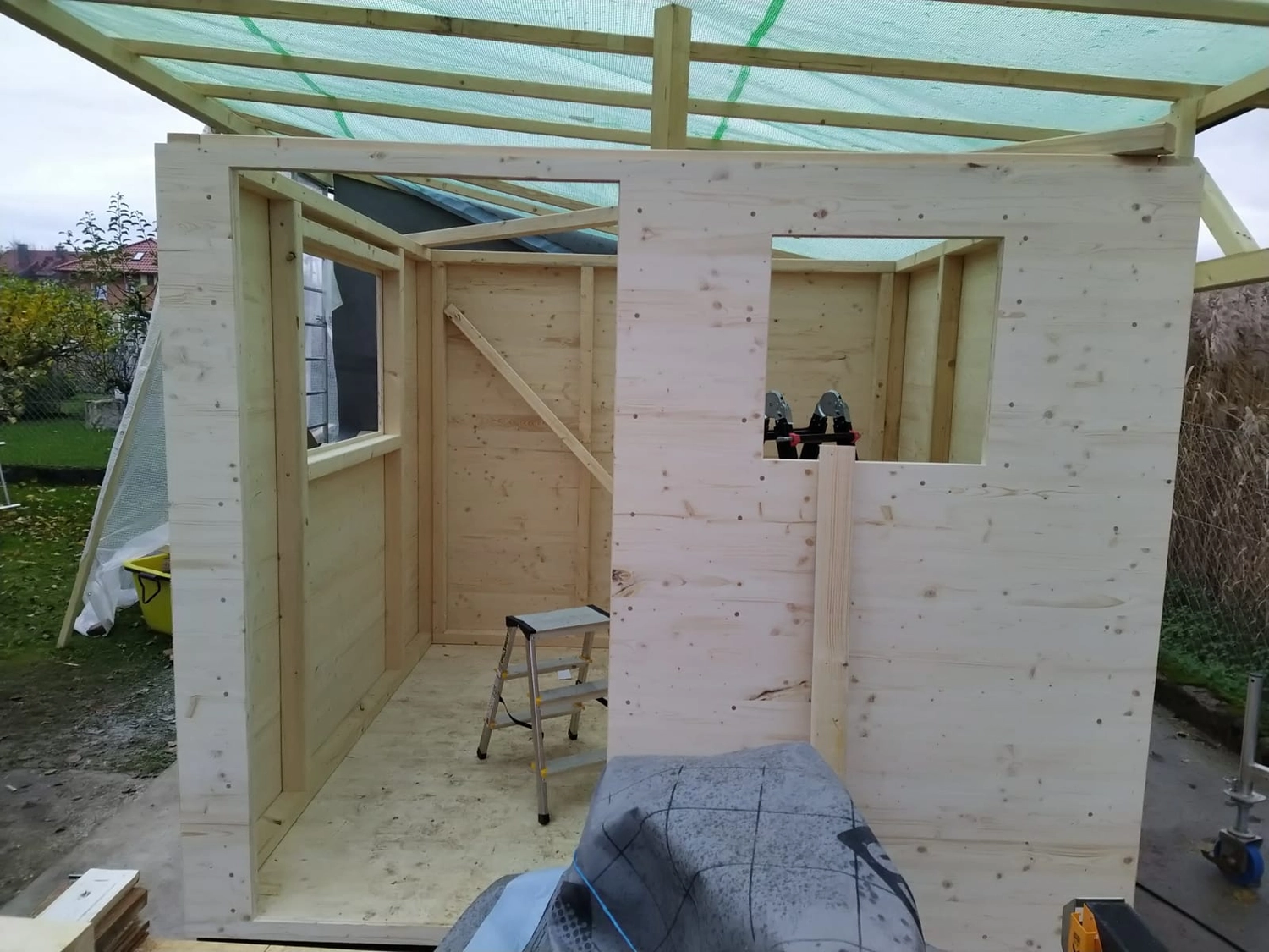 Wetter-Gebäudeschutz, Terrassenbau, Sanierungen, Außenanlagen, Gartengestaltung, Rückbau & Neugestaltung, Zaunbau Lärche, Einbauschrank, Hochbett, Handlauf, Dachsanierung, Baumspielhaus, Sebastian Kirsch, Handwerk