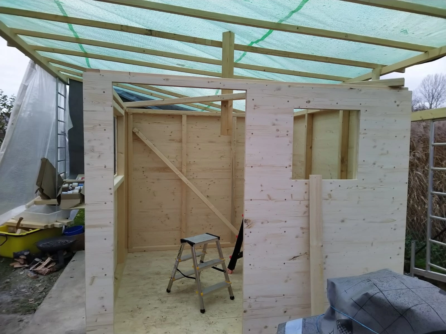 Wetter-Gebäudeschutz, Terrassenbau, Sanierungen, Außenanlagen, Gartengestaltung, Rückbau & Neugestaltung, Zaunbau Lärche, Einbauschrank, Hochbett, Handlauf, Dachsanierung, Baumspielhaus, Sebastian Kirsch, Handwerk