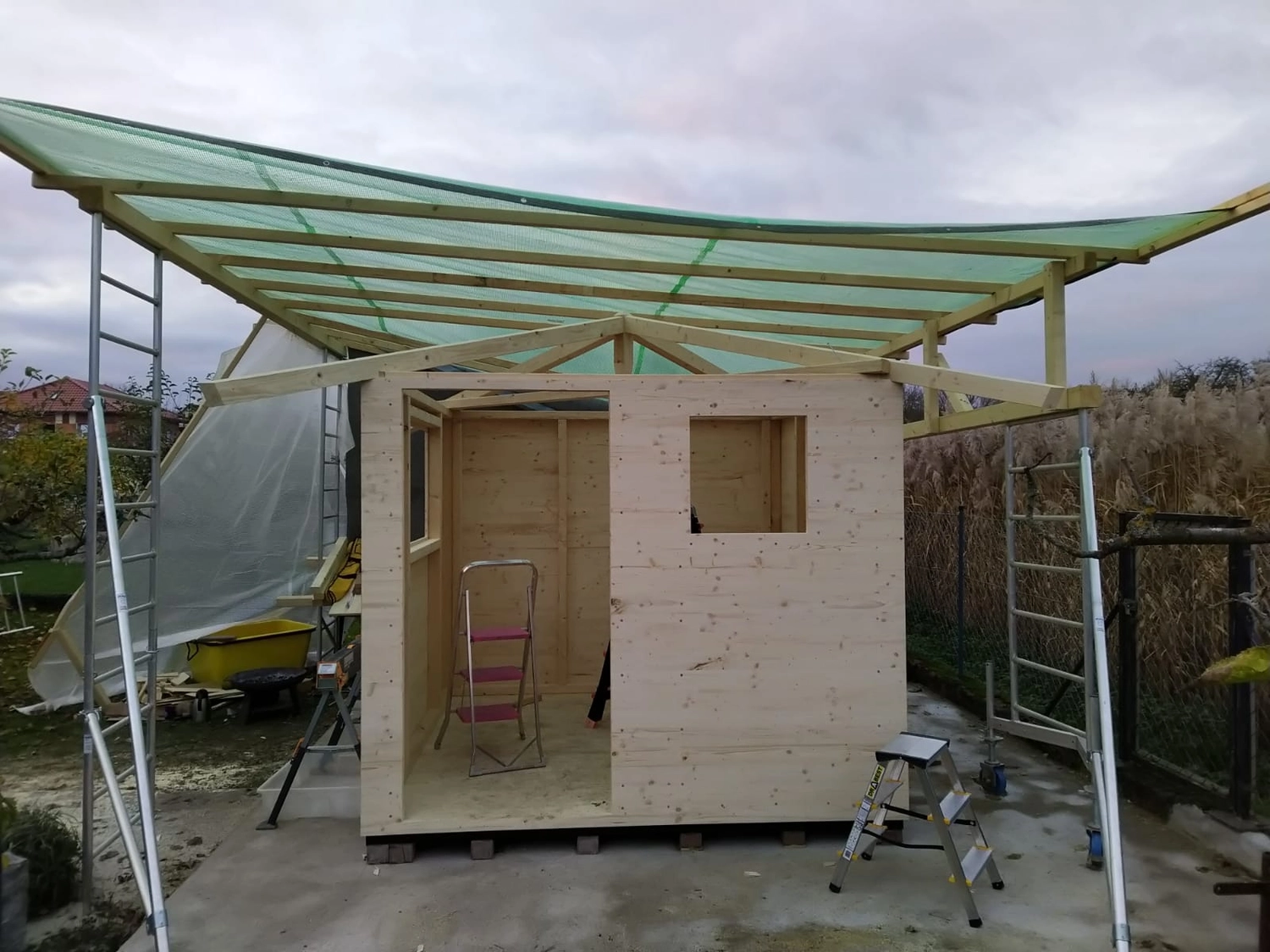 Wetter-Gebäudeschutz, Terrassenbau, Sanierungen, Außenanlagen, Gartengestaltung, Rückbau & Neugestaltung, Zaunbau Lärche, Einbauschrank, Hochbett, Handlauf, Dachsanierung, Baumspielhaus, Sebastian Kirsch, Handwerk