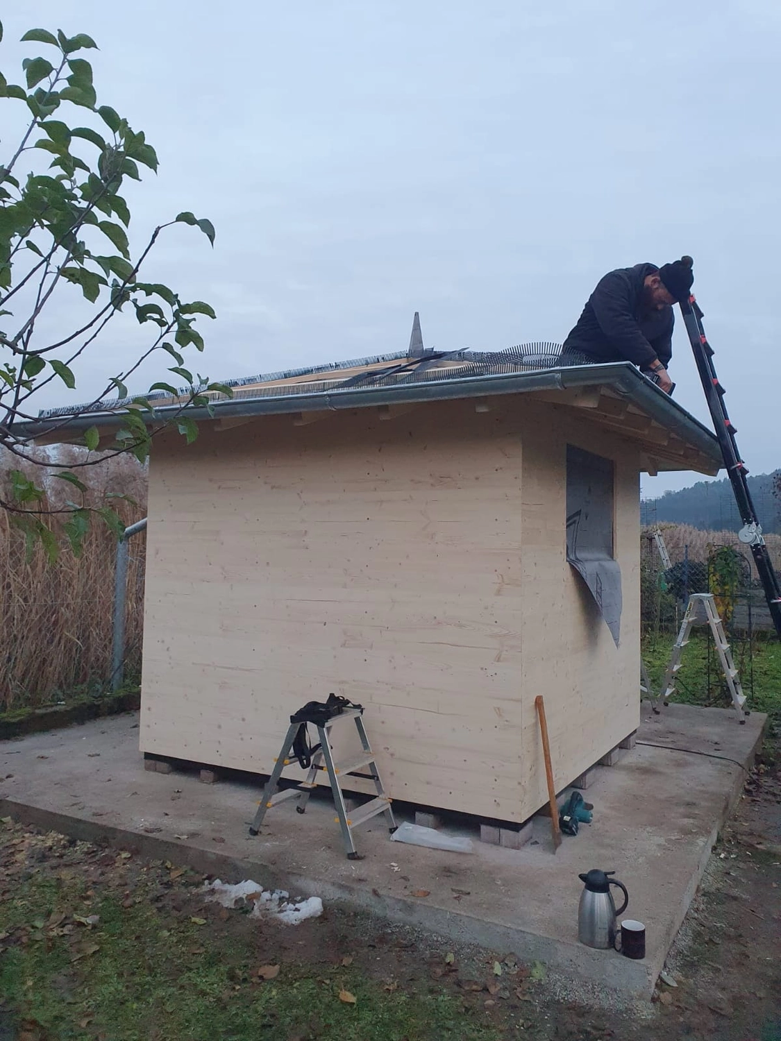 Wetter-Gebäudeschutz, Terrassenbau, Sanierungen, Außenanlagen, Gartengestaltung, Rückbau & Neugestaltung, Zaunbau Lärche, Einbauschrank, Hochbett, Handlauf, Dachsanierung, Baumspielhaus, Sebastian Kirsch, Handwerk