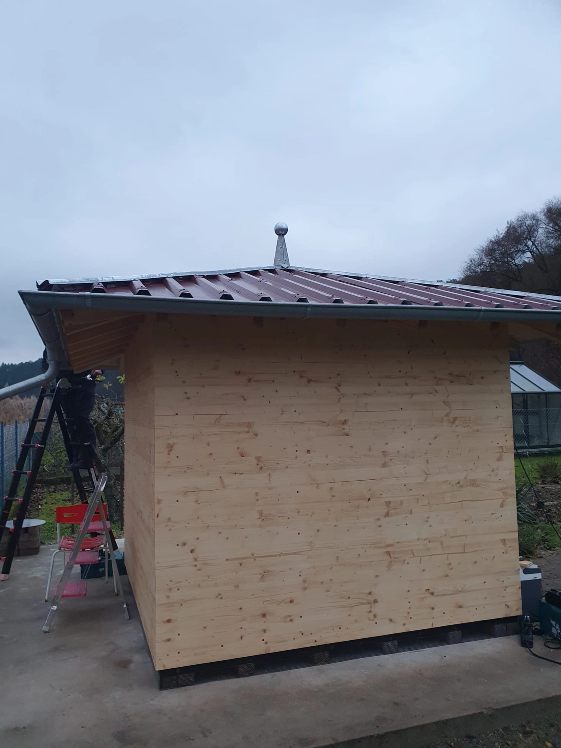 Wetter-Gebäudeschutz - Renovierungsarbeiten - Außenarbeit Gartenhaus