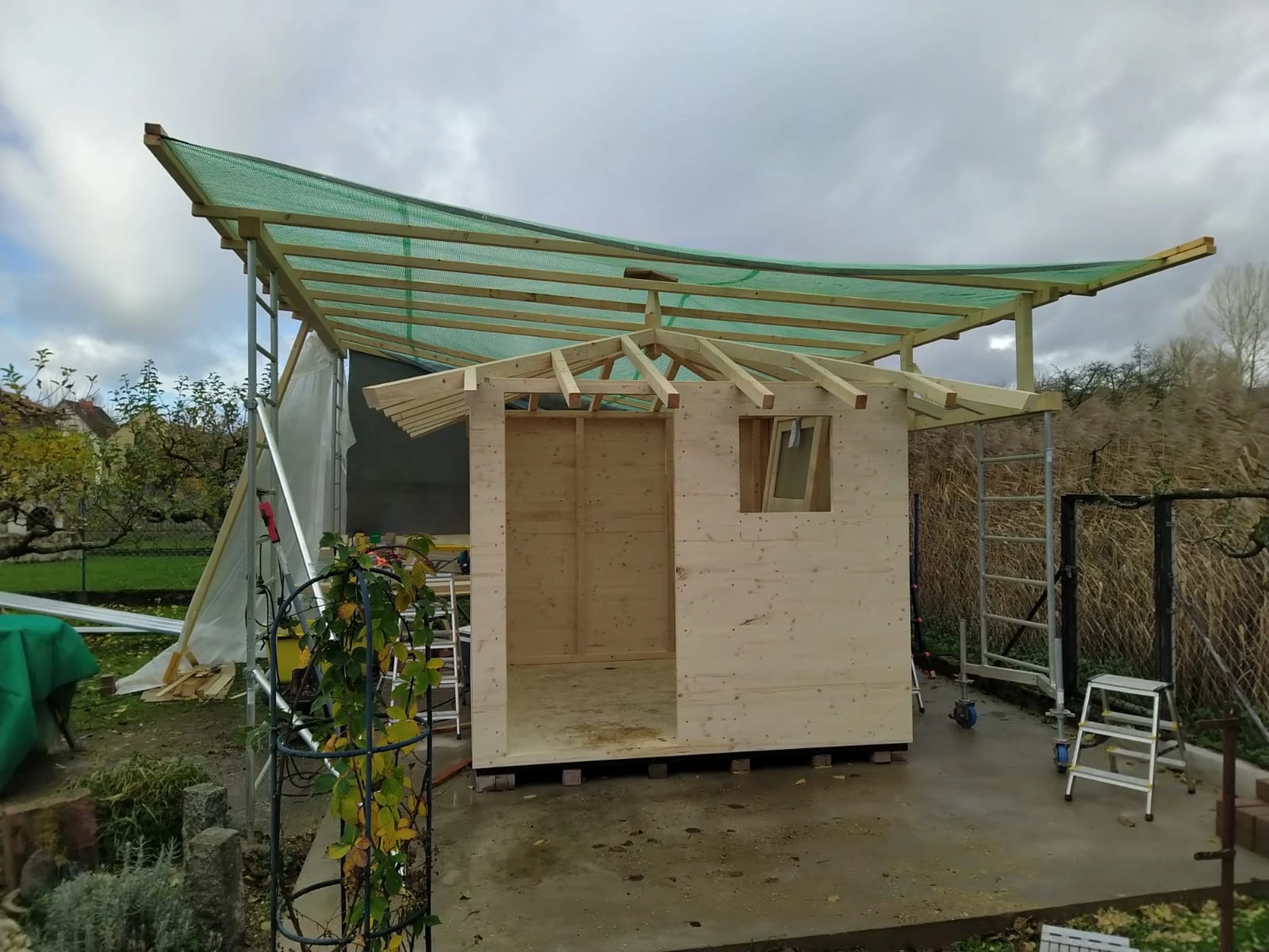 Wetter-Gebäudeschutz, Terrassenbau, Sanierungen, Außenanlagen, Gartengestaltung, Rückbau & Neugestaltung, Zaunbau Lärche, Einbauschrank, Hochbett, Handlauf, Dachsanierung, Baumspielhaus, Sebastian Kirsch, Handwerk