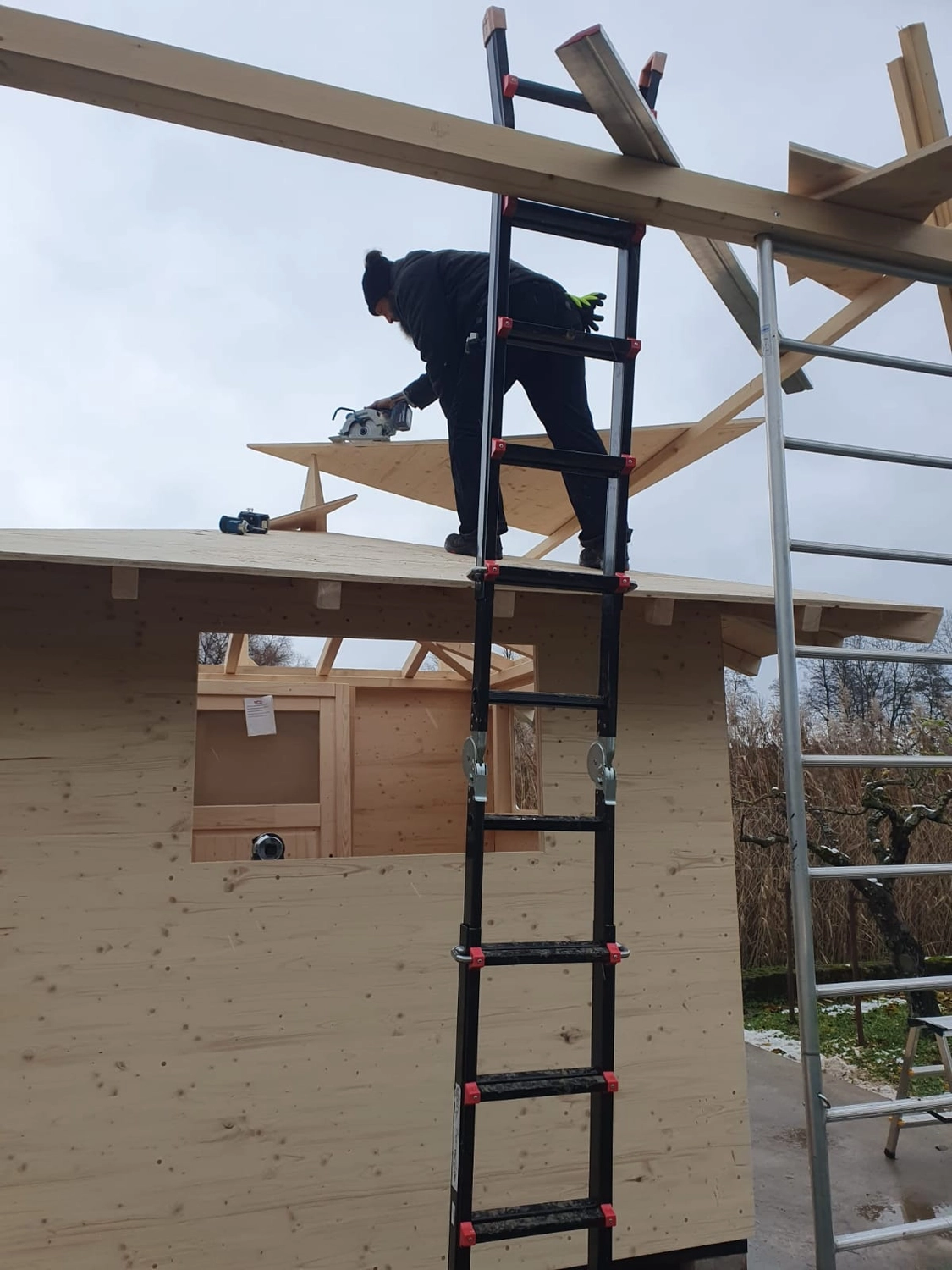 Wetter-Gebäudeschutz, Terrassenbau, Sanierungen, Außenanlagen, Gartengestaltung, Rückbau & Neugestaltung, Zaunbau Lärche, Einbauschrank, Hochbett, Handlauf, Dachsanierung, Baumspielhaus, Sebastian Kirsch, Handwerk