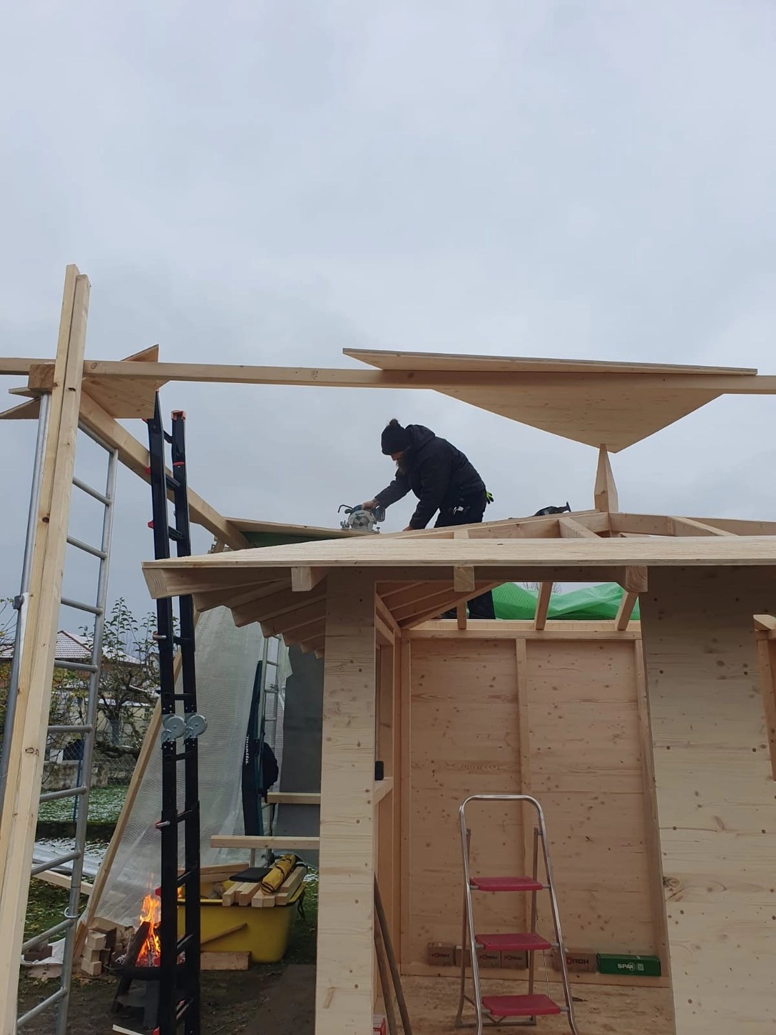 Wetter-Gebäudeschutz, Terrassenbau, Sanierungen, Außenanlagen, Gartengestaltung, Rückbau & Neugestaltung, Zaunbau Lärche, Einbauschrank, Hochbett, Handlauf, Dachsanierung, Baumspielhaus, Sebastian Kirsch, Handwerk