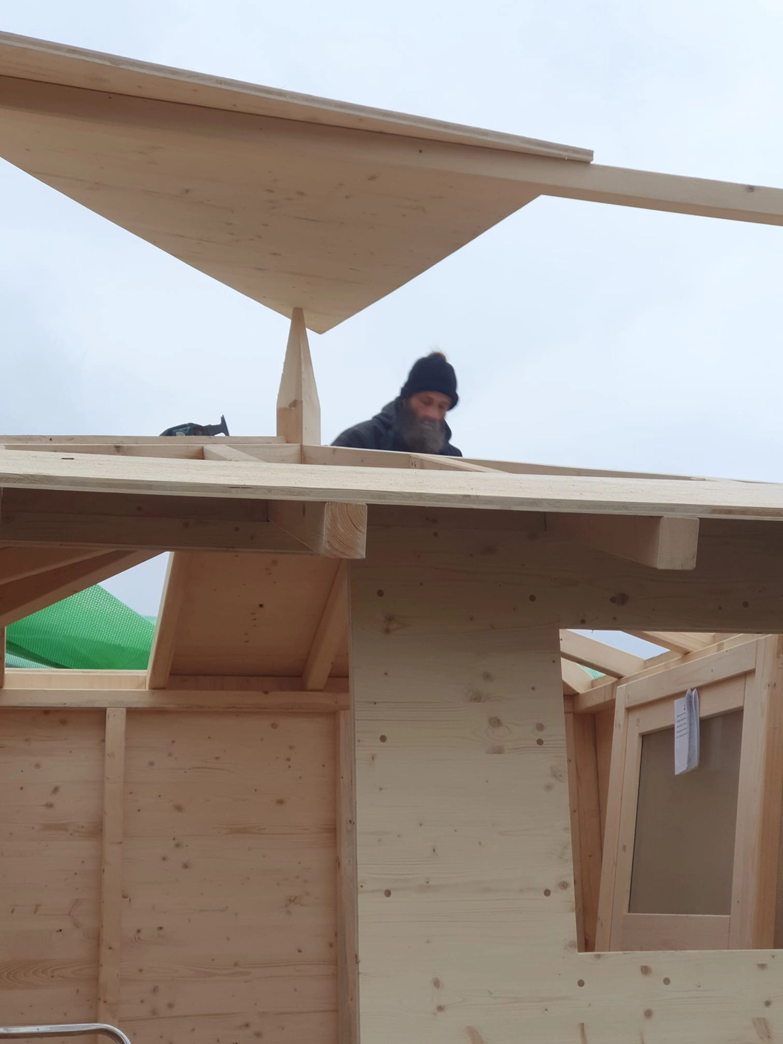 Wetter-Gebäudeschutz, Terrassenbau, Sanierungen, Außenanlagen, Gartengestaltung, Rückbau & Neugestaltung, Zaunbau Lärche, Einbauschrank, Hochbett, Handlauf, Dachsanierung, Baumspielhaus, Sebastian Kirsch, Handwerk