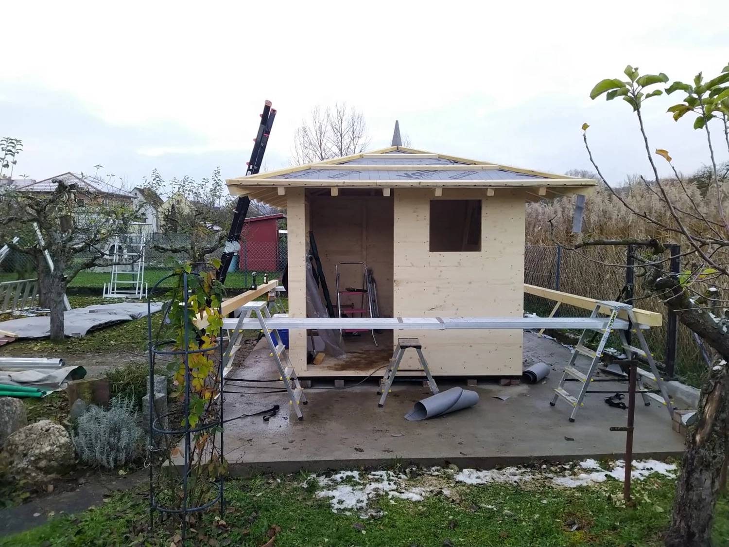 Wetter-Gebäudeschutz, Terrassenbau, Sanierungen, Außenanlagen, Gartengestaltung, Rückbau & Neugestaltung, Zaunbau Lärche, Einbauschrank, Hochbett, Handlauf, Dachsanierung, Baumspielhaus, Sebastian Kirsch, Handwerk
