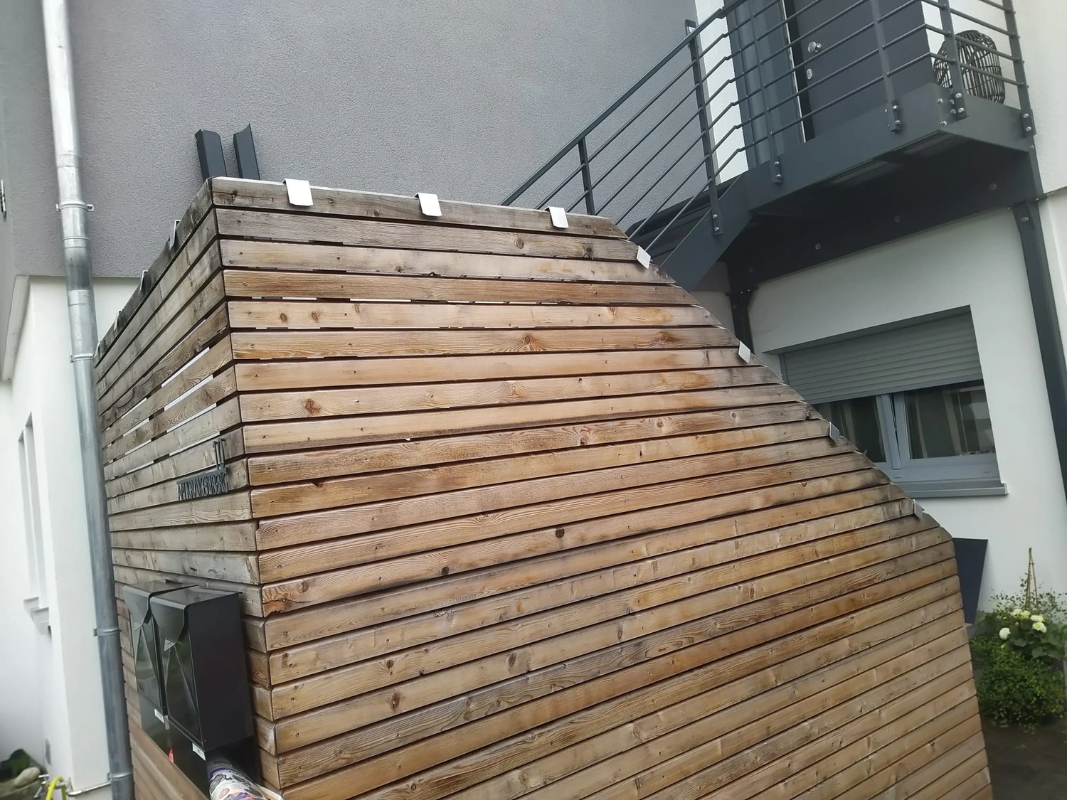 Wetter-Gebäudeschutz, Terrassenbau, Sanierungen, Außenanlagen, Gartengestaltung, Rückbau & Neugestaltung, Zaunbau Lärche, Einbauschrank, Hochbett, Handlauf, Dachsanierung, Baumspielhaus, Sebastian Kirsch, Handwerk