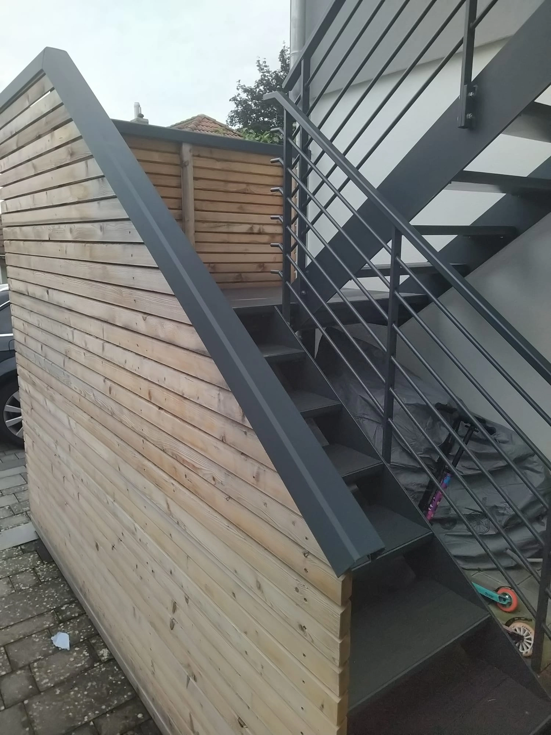 Wetter-Gebäudeschutz, Terrassenbau, Sanierungen, Außenanlagen, Gartengestaltung, Rückbau & Neugestaltung, Zaunbau Lärche, Einbauschrank, Hochbett, Handlauf, Dachsanierung, Baumspielhaus, Sebastian Kirsch, Handwerk