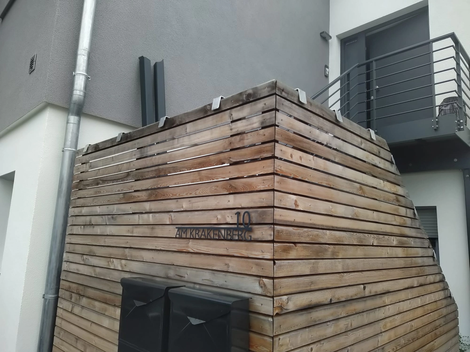 Wetter-Gebäudeschutz, Terrassenbau, Sanierungen, Außenanlagen, Gartengestaltung, Rückbau & Neugestaltung, Zaunbau Lärche, Einbauschrank, Hochbett, Handlauf, Dachsanierung, Baumspielhaus, Sebastian Kirsch, Handwerk