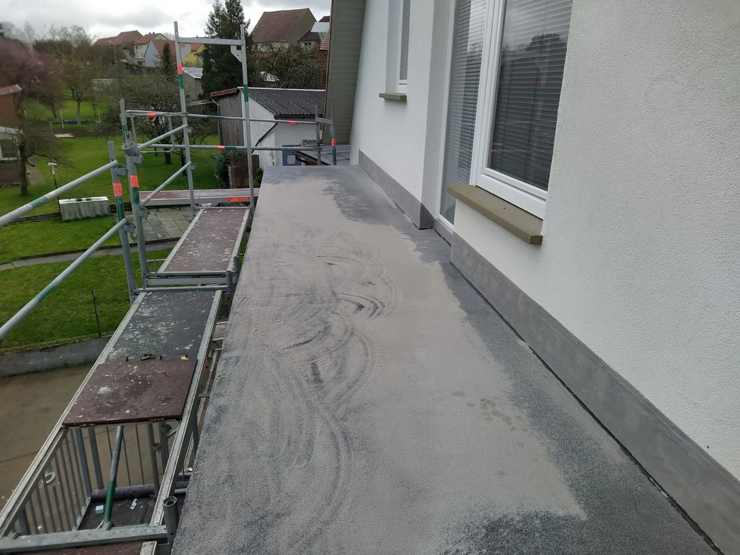 Wetter-Gebäudeschutz - Renovierungsarbeiten - Außenarbeit Balkonabdichtung