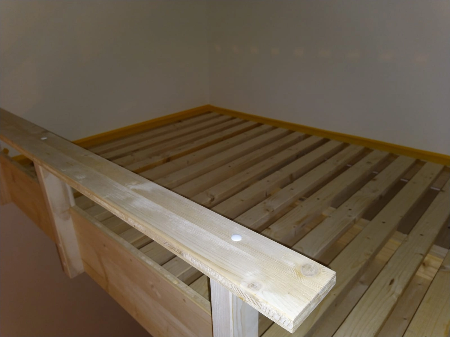 Wetter-Gebäudeschutz, Terrassenbau, Sanierungen, Außenanlagen, Gartengestaltung, Rückbau & Neugestaltung, Zaunbau Lärche, Einbauschrank, Hochbett, Handlauf, Dachsanierung, Baumspielhaus, Sebastian Kirsch, Handwerk