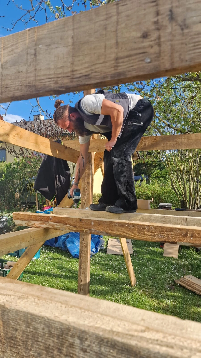 Wetter-Gebäudeschutz, Terrassenbau, Sanierungen, Außenanlagen, Gartengestaltung, Rückbau & Neugestaltung, Zaunbau Lärche, Einbauschrank, Hochbett, Handlauf, Dachsanierung, Baumspielhaus, Sebastian Kirsch, Handwerk