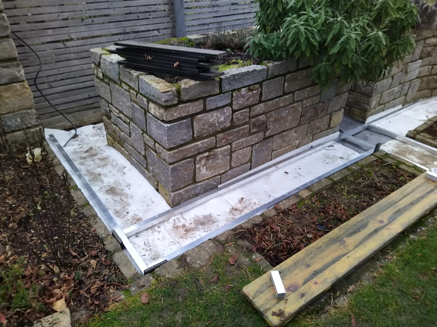 Wetter-Gebäudeschutz, Terrassenbau, Sanierungen, Außenanlagen, Gartengestaltung, Rückbau & Neugestaltung, Zaunbau Lärche, Einbauschrank, Hochbett, Handlauf, Dachsanierung, Baumspielhaus, Sebastian Kirsch, Handwerk 