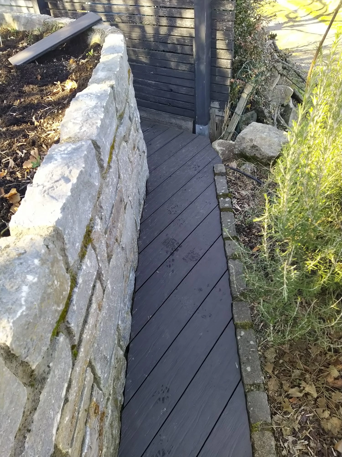 Wetter-Gebäudeschutz, Terrassenbau, Sanierungen, Außenanlagen, Gartengestaltung, Rückbau & Neugestaltung, Zaunbau Lärche, Einbauschrank, Hochbett, Handlauf, Dachsanierung, Baumspielhaus, Sebastian Kirsch, Handwerk 