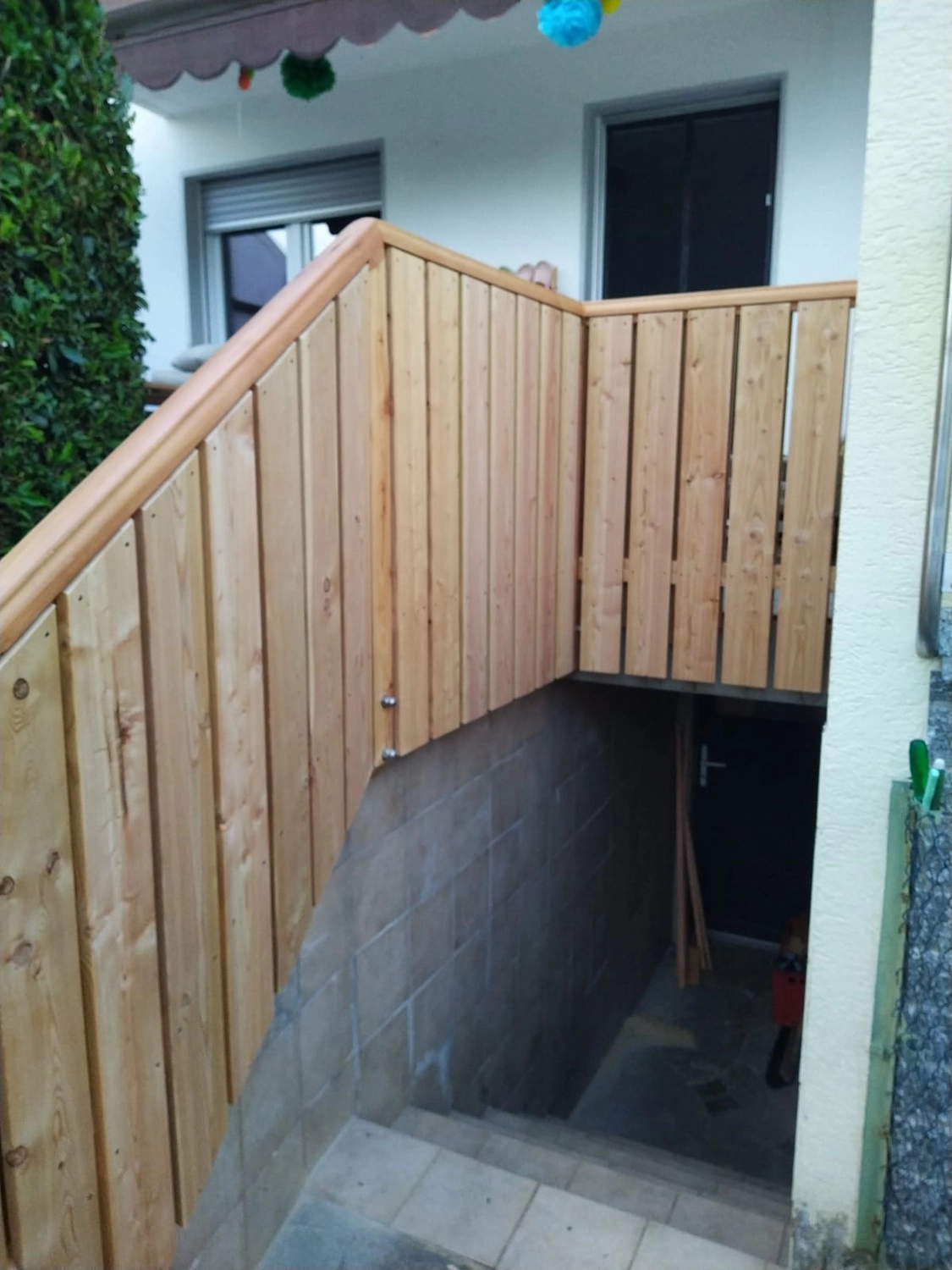 Wetter-Gebäudeschutz, Terrassenbau, Sanierungen, Außenanlagen, Gartengestaltung, Rückbau & Neugestaltung, Zaunbau Lärche, Einbauschrank, Hochbett, Handlauf, Dachsanierung, Baumspielhaus, Sebastian Kirsch, Handwerk 