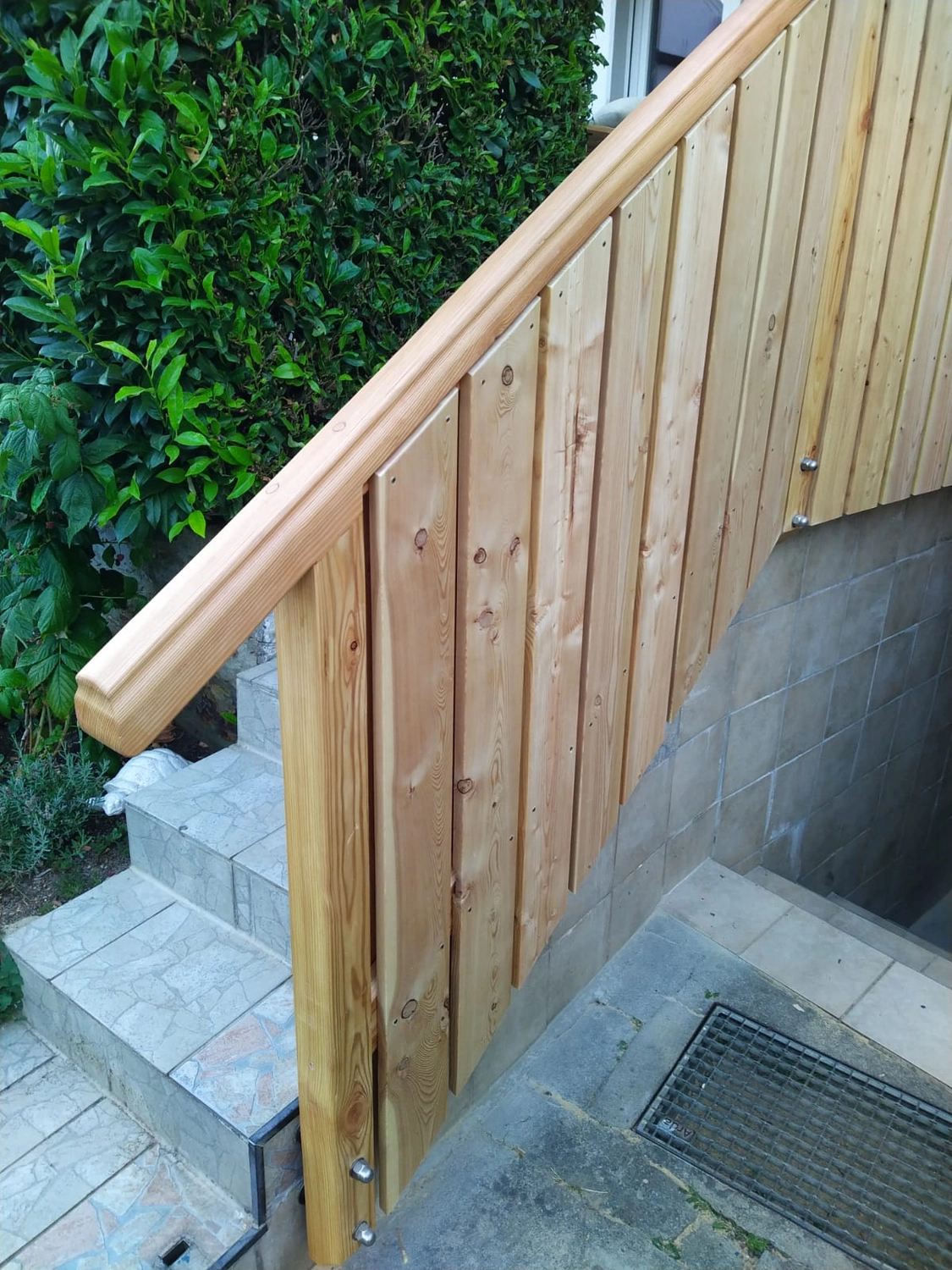 Wetter-Gebäudeschutz, Terrassenbau, Sanierungen, Außenanlagen, Gartengestaltung, Rückbau & Neugestaltung, Zaunbau Lärche, Einbauschrank, Hochbett, Handlauf, Dachsanierung, Baumspielhaus, Sebastian Kirsch, Handwerk 