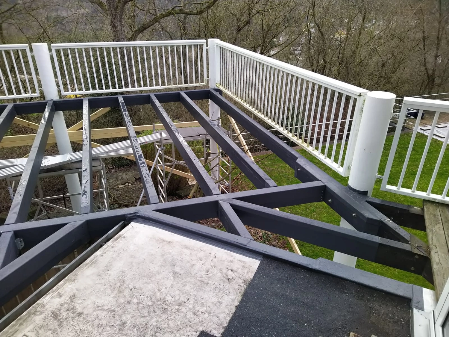 Wetter-Gebäudeschutz, Terrassenbau, Sanierungen, Außenanlagen, Gartengestaltung, Rückbau & Neugestaltung, Zaunbau Lärche, Einbauschrank, Hochbett, Handlauf, Dachsanierung, Baumspielhaus, Sebastian Kirsch, Handwerk 