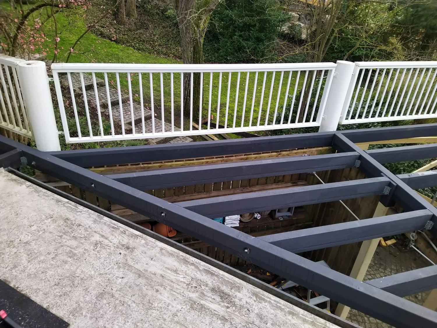 Wetter-Gebäudeschutz, Terrassenbau, Sanierungen, Außenanlagen, Gartengestaltung, Rückbau & Neugestaltung, Zaunbau Lärche, Einbauschrank, Hochbett, Handlauf, Dachsanierung, Baumspielhaus, Sebastian Kirsch, Handwerk 