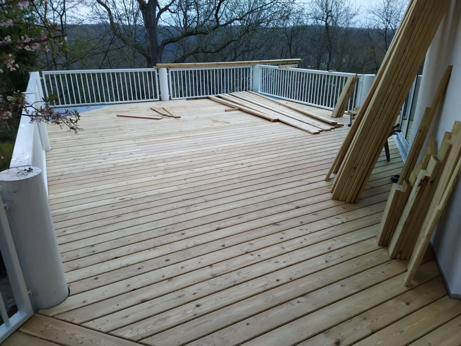 Wetter-Gebäudeschutz, Terrassenbau, Sanierungen, Außenanlagen, Gartengestaltung, Rückbau & Neugestaltung, Zaunbau Lärche, Einbauschrank, Hochbett, Handlauf, Dachsanierung, Baumspielhaus, Sebastian Kirsch, Handwerk 