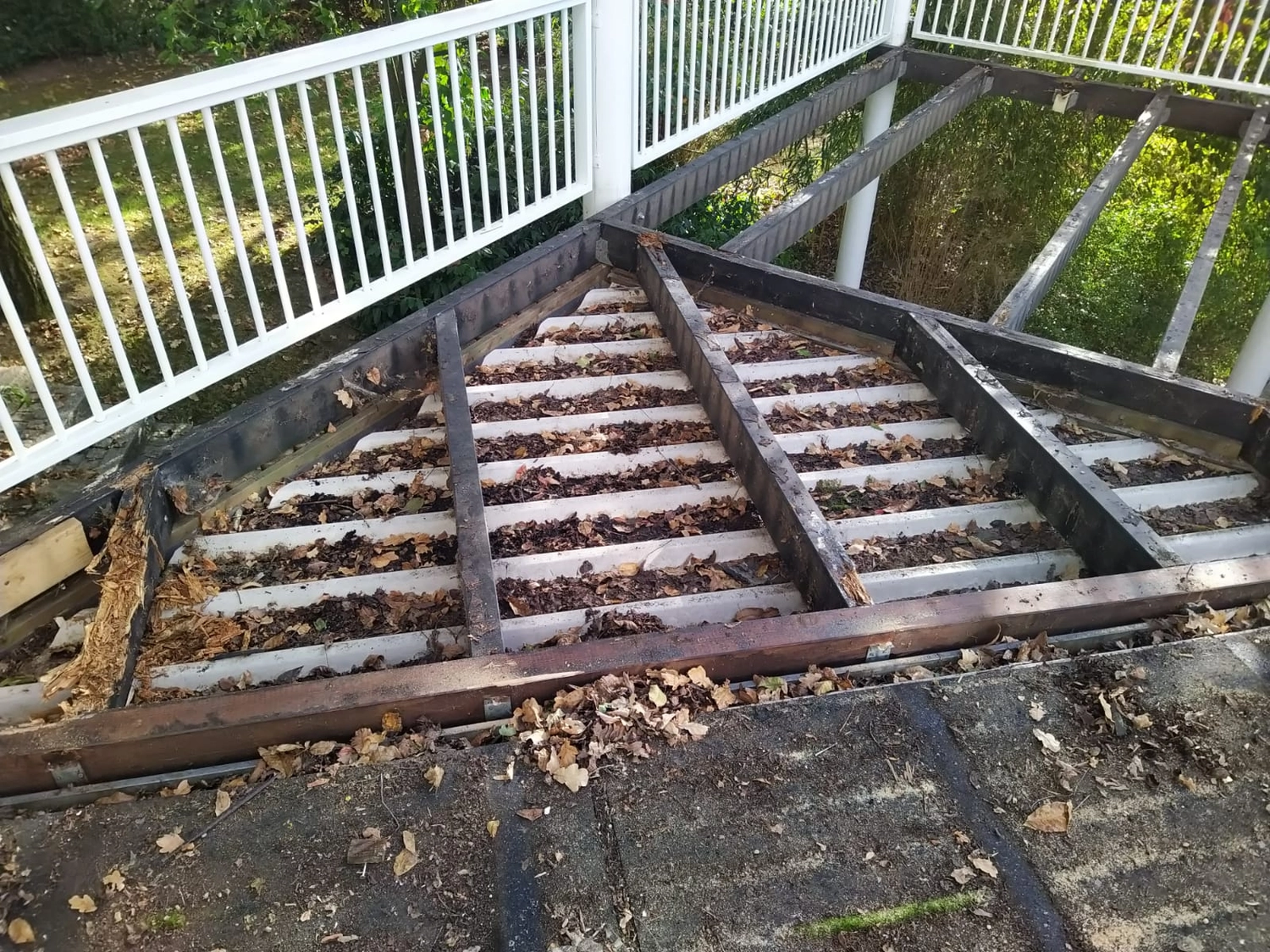 Wetter-Gebäudeschutz, Terrassenbau, Sanierungen, Außenanlagen, Gartengestaltung, Rückbau & Neugestaltung, Zaunbau Lärche, Einbauschrank, Hochbett, Handlauf, Dachsanierung, Baumspielhaus, Sebastian Kirsch, Handwerk 