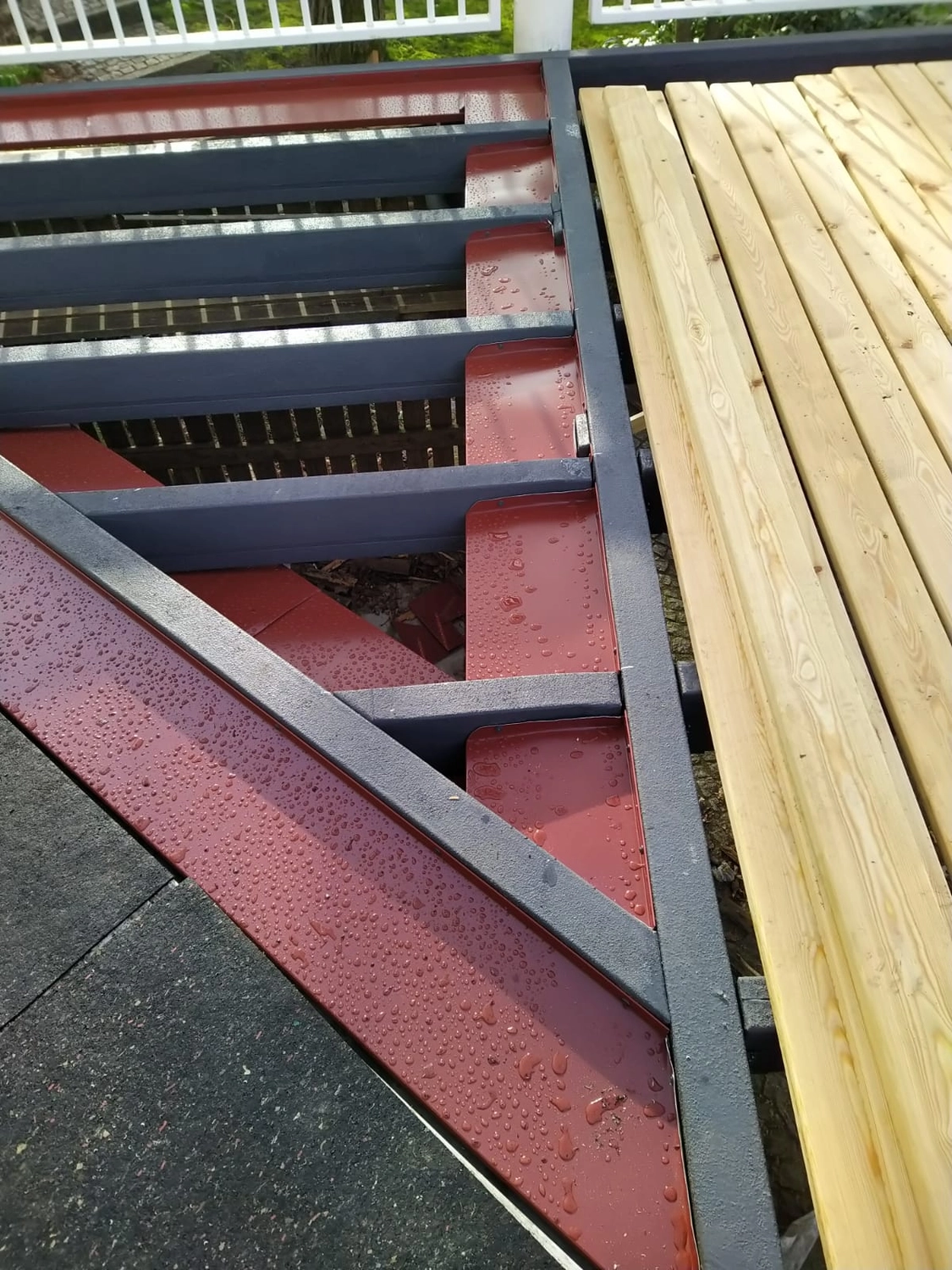 Wetter-Gebäudeschutz, Terrassenbau, Sanierungen, Außenanlagen, Gartengestaltung, Rückbau & Neugestaltung, Zaunbau Lärche, Einbauschrank, Hochbett, Handlauf, Dachsanierung, Baumspielhaus, Sebastian Kirsch, Handwerk 