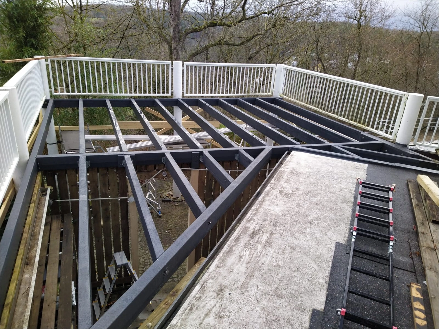 Wetter-Gebäudeschutz, Terrassenbau, Sanierungen, Außenanlagen, Gartengestaltung, Rückbau & Neugestaltung, Zaunbau Lärche, Einbauschrank, Hochbett, Handlauf, Dachsanierung, Baumspielhaus, Sebastian Kirsch, Handwerk 