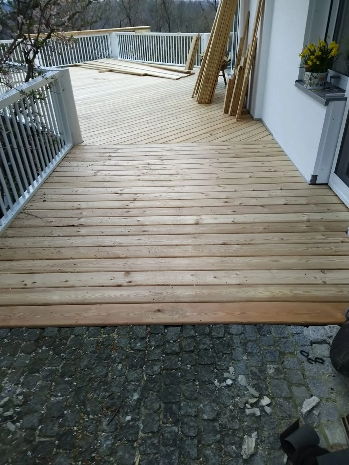 Wetter-Gebäudeschutz, Terrassenbau, Sanierungen, Außenanlagen, Gartengestaltung, Rückbau & Neugestaltung, Zaunbau Lärche, Einbauschrank, Hochbett, Handlauf, Dachsanierung, Baumspielhaus, Sebastian Kirsch, Handwerk 