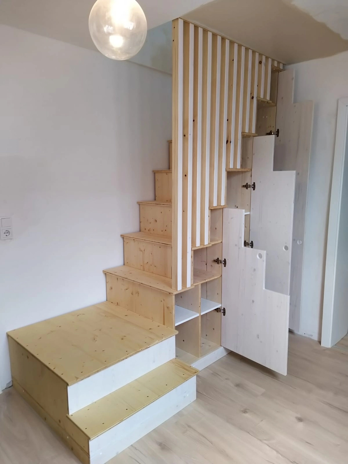 Wetter-Gebäudeschutz - Renovierungsarbeiten - Innenarbeit Schranktreppe Altbau