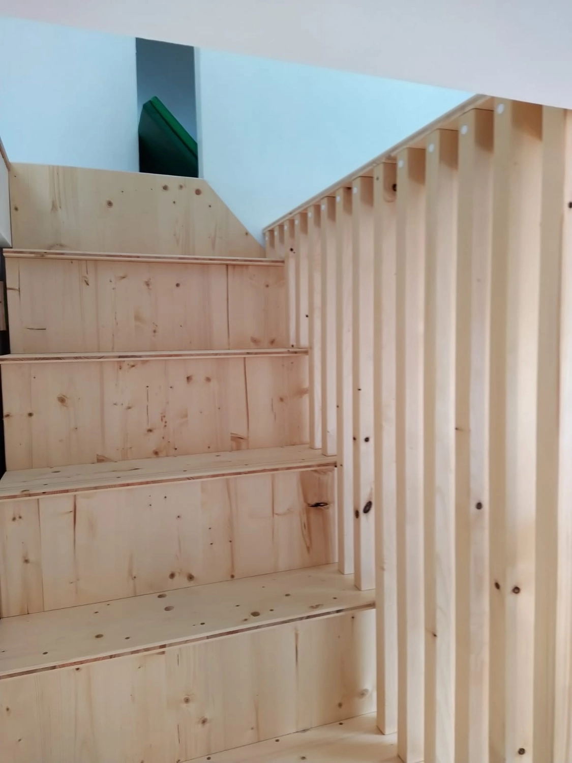 Wetter-Gebäudeschutz, Terrassenbau, Sanierungen, Außenanlagen, Gartengestaltung, Rückbau & Neugestaltung, Zaunbau Lärche, Einbauschrank, Hochbett, Handlauf, Dachsanierung, Baumspielhaus, Sebastian Kirsch, Handwerk