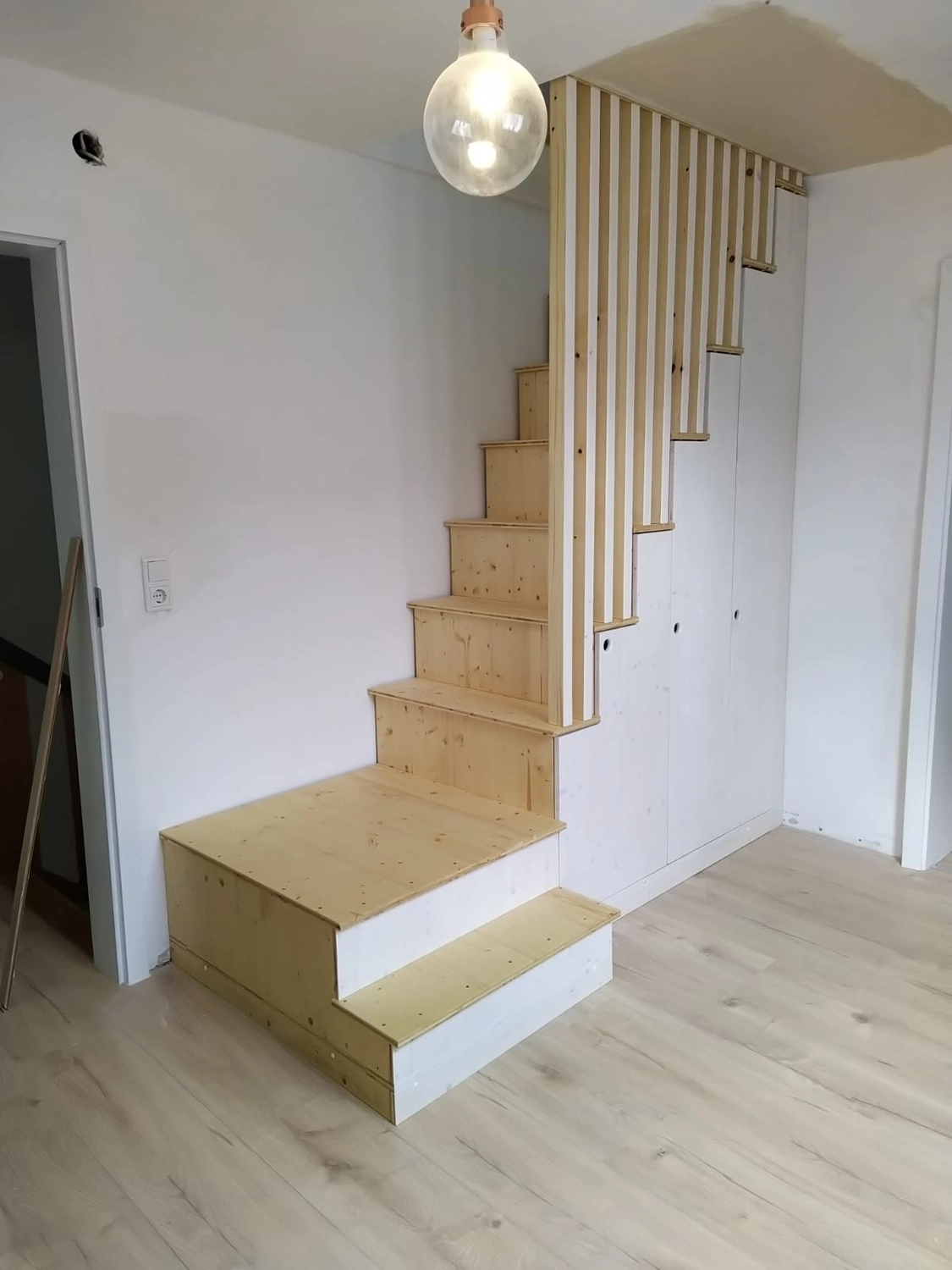 Wetter-Gebäudeschutz, Terrassenbau, Sanierungen, Außenanlagen, Gartengestaltung, Rückbau & Neugestaltung, Zaunbau Lärche, Einbauschrank, Hochbett, Handlauf, Dachsanierung, Baumspielhaus, Sebastian Kirsch, Handwerk