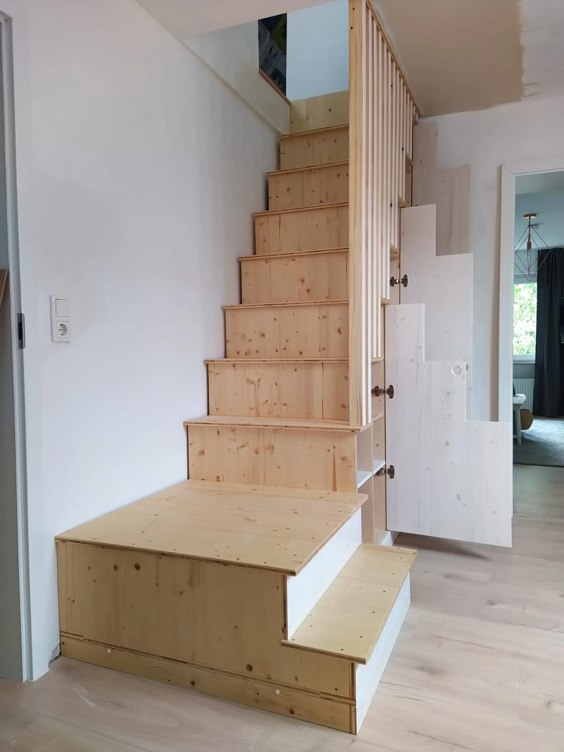 Wetter-Gebäudeschutz, Terrassenbau, Sanierungen, Außenanlagen, Gartengestaltung, Rückbau & Neugestaltung, Zaunbau Lärche, Einbauschrank, Hochbett, Handlauf, Dachsanierung, Baumspielhaus, Sebastian Kirsch, Handwerk