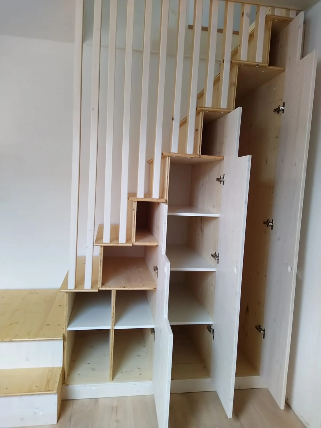 Wetter-Gebäudeschutz, Terrassenbau, Sanierungen, Außenanlagen, Gartengestaltung, Rückbau & Neugestaltung, Zaunbau Lärche, Einbauschrank, Hochbett, Handlauf, Dachsanierung, Baumspielhaus, Sebastian Kirsch, Handwerk