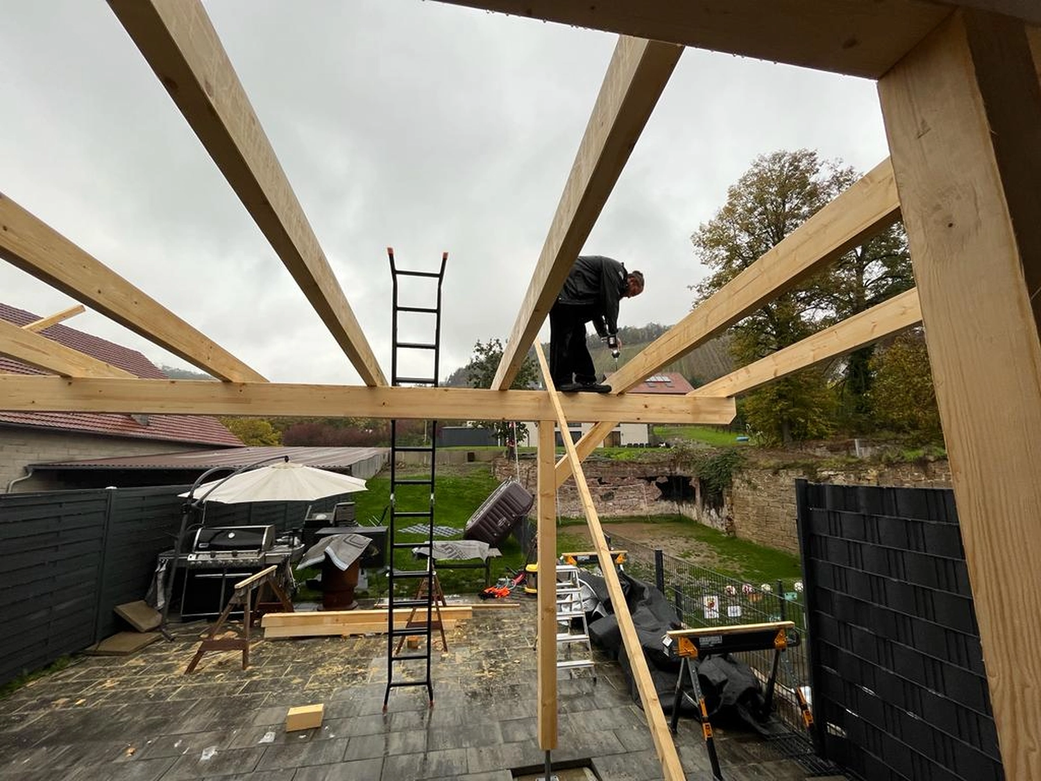 Wetter-Gebäudeschutz, Terrassenbau, Sanierungen, Außenanlagen, Gartengestaltung, Rückbau & Neugestaltung, Zaunbau Lärche, Einbauschrank, Hochbett, Handlauf, Dachsanierung, Baumspielhaus, Sebastian Kirsch, Handwerk 