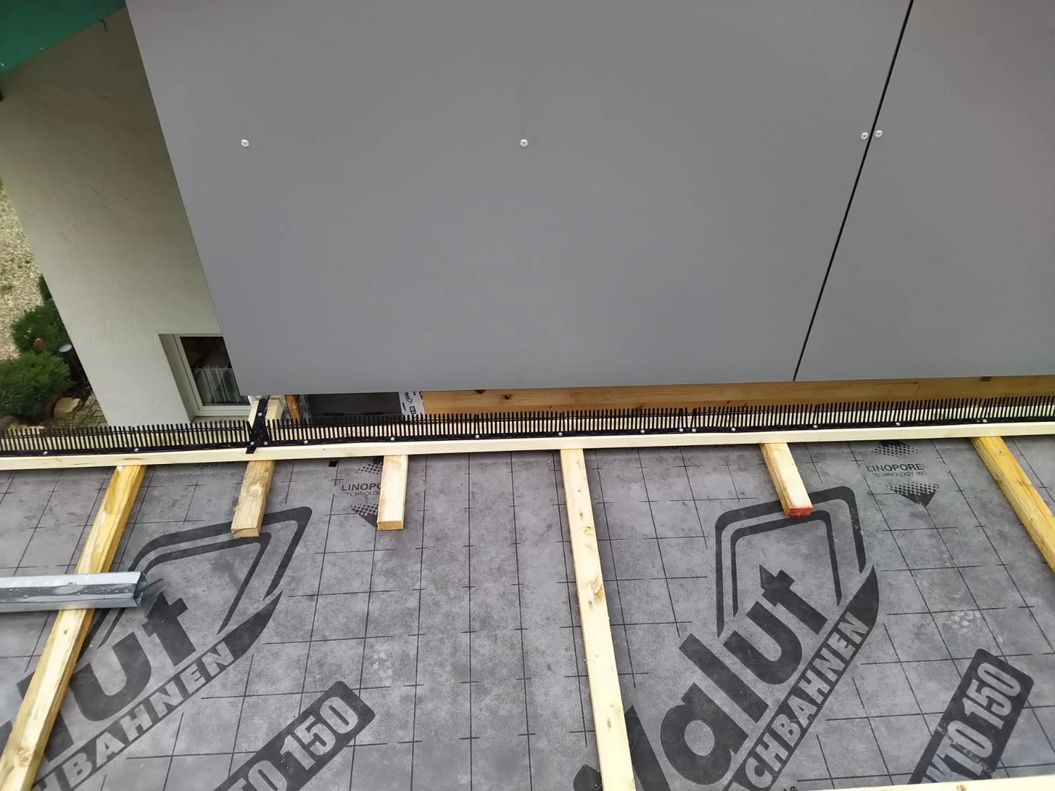 Wetter-Gebäudeschutz - Renovierungsarbeiten - Außenarbeit Zaunbau Lärche