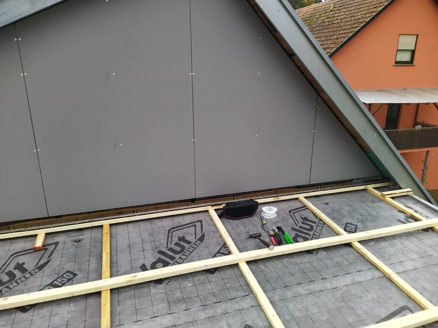 Wetter-Gebäudeschutz, Terrassenbau, Sanierungen, Außenanlagen, Gartengestaltung, Rückbau & Neugestaltung, Zaunbau Lärche, Einbauschrank, Hochbett, Handlauf, Dachsanierung, Baumspielhaus, Sebastian Kirsch, Handwerk 