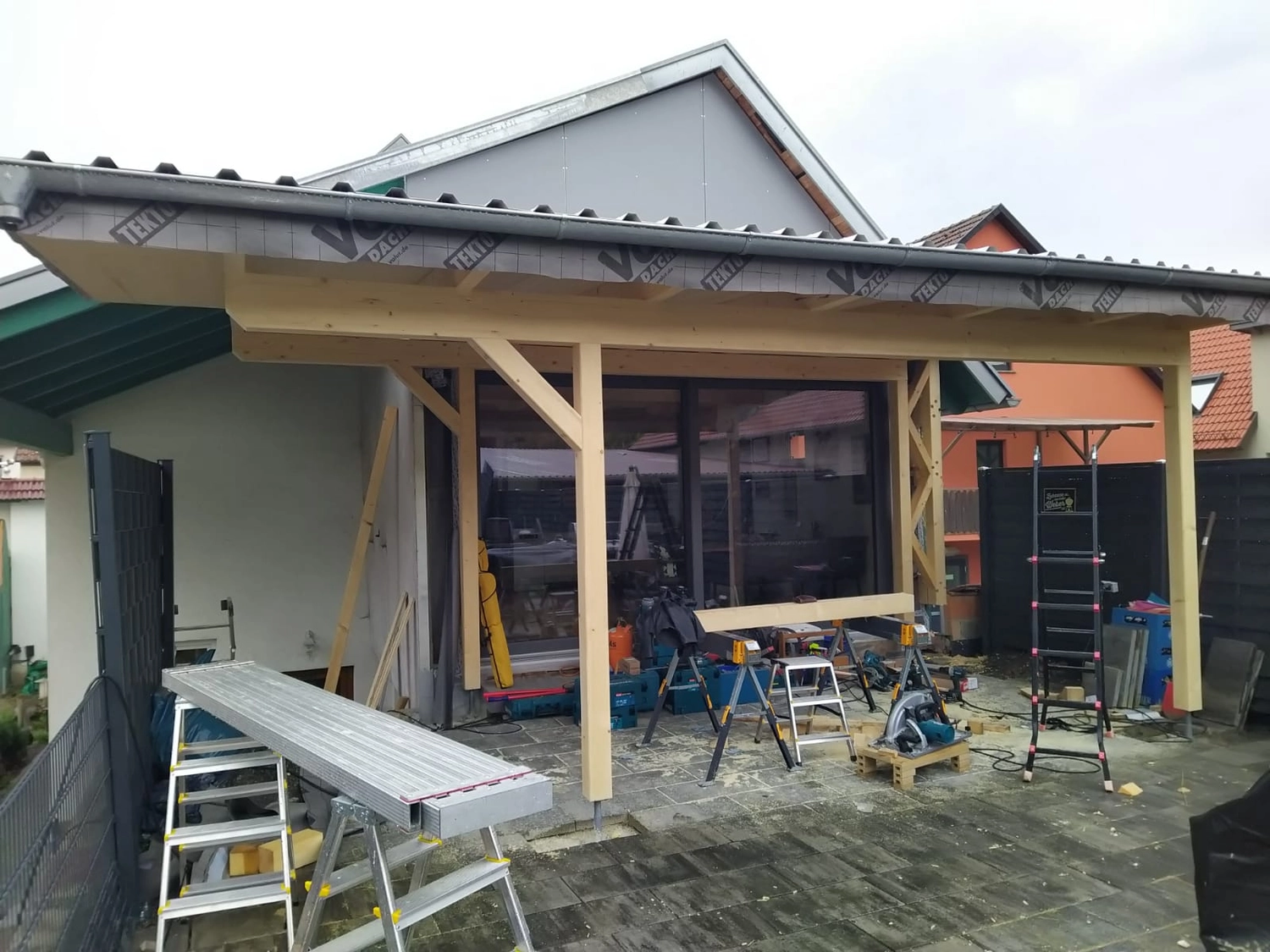 Wetter-Gebäudeschutz, Terrassenbau, Sanierungen, Außenanlagen, Gartengestaltung, Rückbau & Neugestaltung, Zaunbau Lärche, Einbauschrank, Hochbett, Handlauf, Dachsanierung, Baumspielhaus, Sebastian Kirsch, Handwerk 