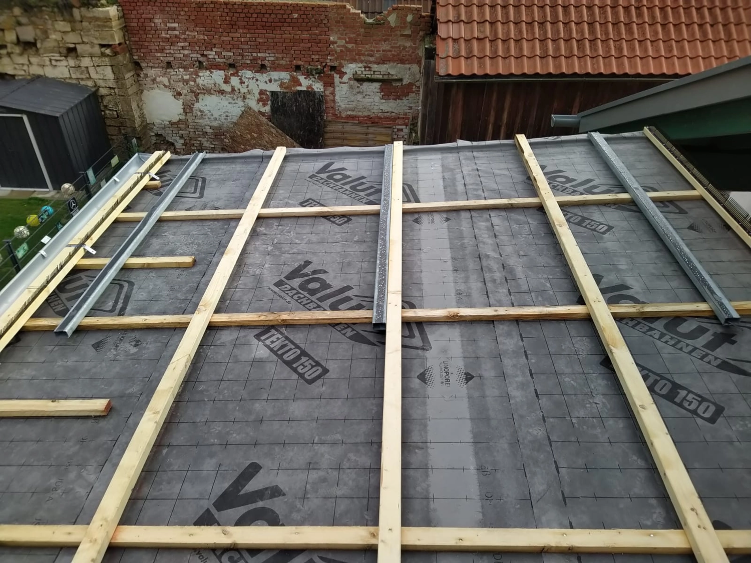 Wetter-Gebäudeschutz, Terrassenbau, Sanierungen, Außenanlagen, Gartengestaltung, Rückbau & Neugestaltung, Zaunbau Lärche, Einbauschrank, Hochbett, Handlauf, Dachsanierung, Baumspielhaus, Sebastian Kirsch, Handwerk 