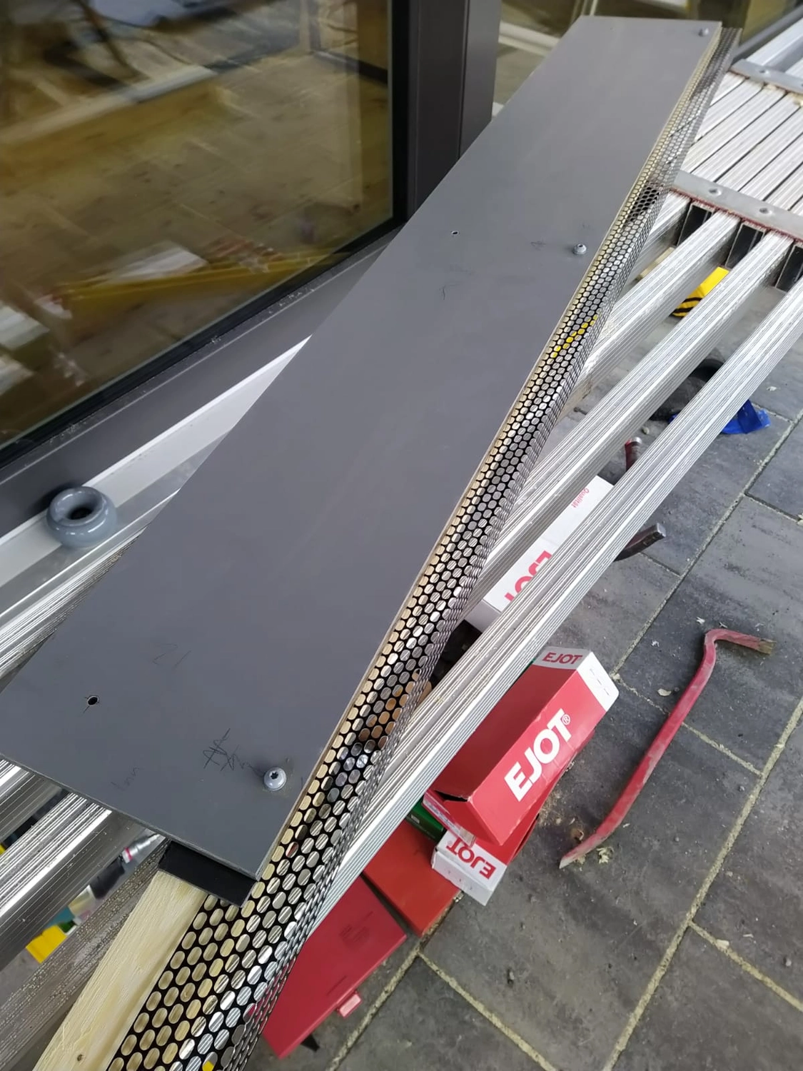 Wetter-Gebäudeschutz, Terrassenbau, Sanierungen, Außenanlagen, Gartengestaltung, Rückbau & Neugestaltung, Zaunbau Lärche, Einbauschrank, Hochbett, Handlauf, Dachsanierung, Baumspielhaus, Sebastian Kirsch, Handwerk 