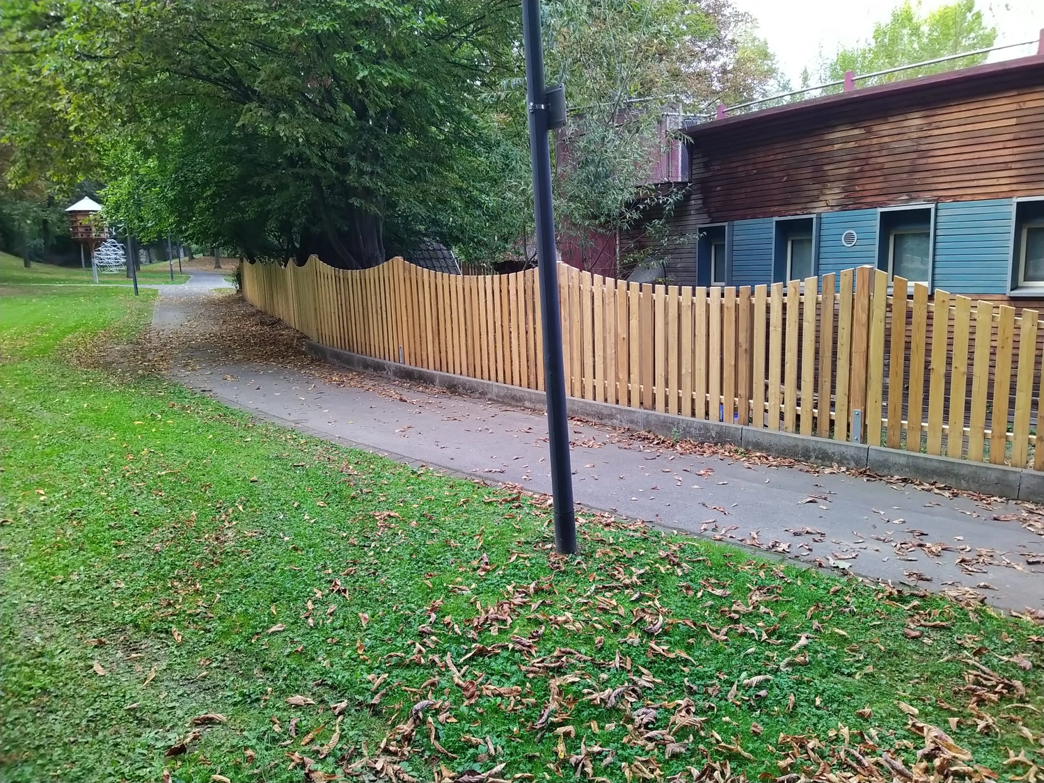 Wetter-Gebäudeschutz, Terrassenbau, Sanierungen, Außenanlagen, Gartengestaltung, Rückbau & Neugestaltung, Zaunbau Lärche, Einbauschrank, Hochbett, Handlauf, Dachsanierung, Baumspielhaus, Sebastian Kirsch, Handwerk 