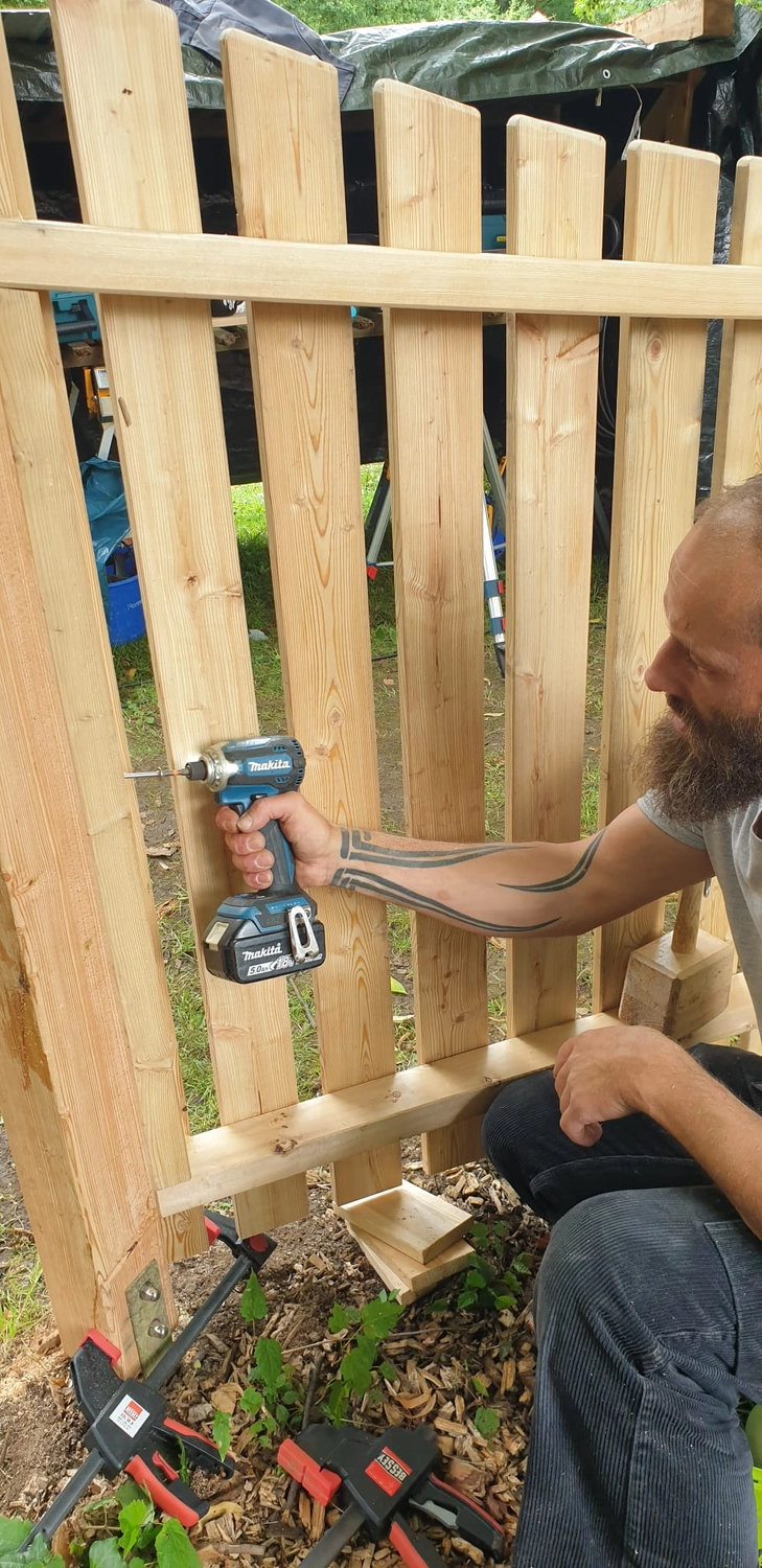 Wetter-Gebäudeschutz, Terrassenbau, Sanierungen, Außenanlagen, Gartengestaltung, Rückbau & Neugestaltung, Zaunbau Lärche, Einbauschrank, Hochbett, Handlauf, Dachsanierung, Baumspielhaus, Sebastian Kirsch, Handwerk 