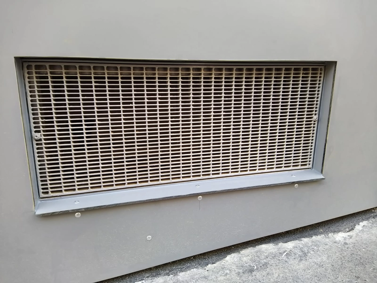 Wetter-Gebäudeschutz - Renovierungsarbeiten - Außenarbeiten Sockelverkleidung in Hanglage