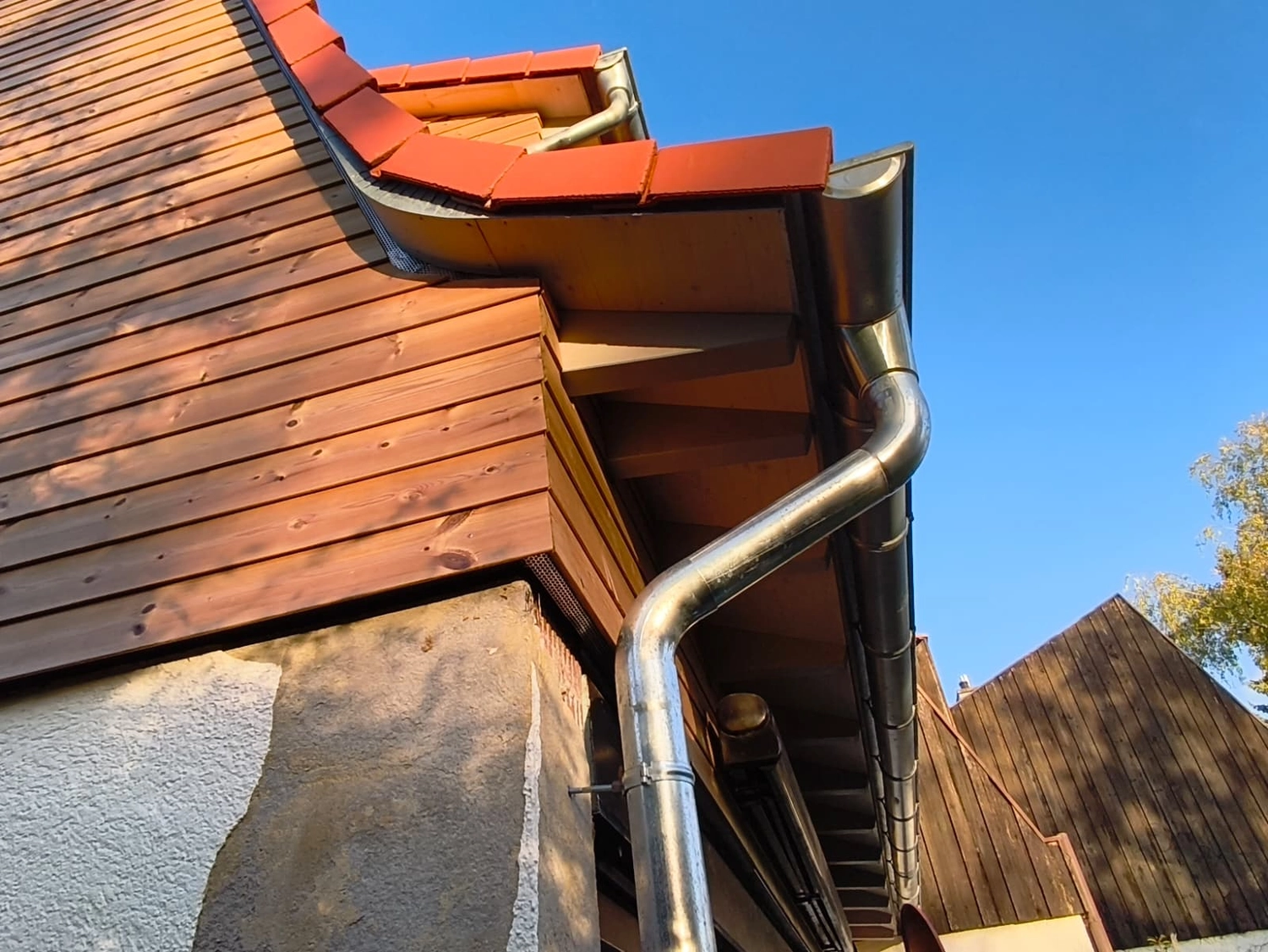 Wetter-Gebäudeschutz, Terrassenbau, Sanierungen, Außenanlagen, Gartengestaltung, Rückbau & Neugestaltung, Zaunbau Lärche, Einbauschrank, Hochbett, Handlauf, Dachsanierung, Baumspielhaus, Sebastian Kirsch, Handwerk