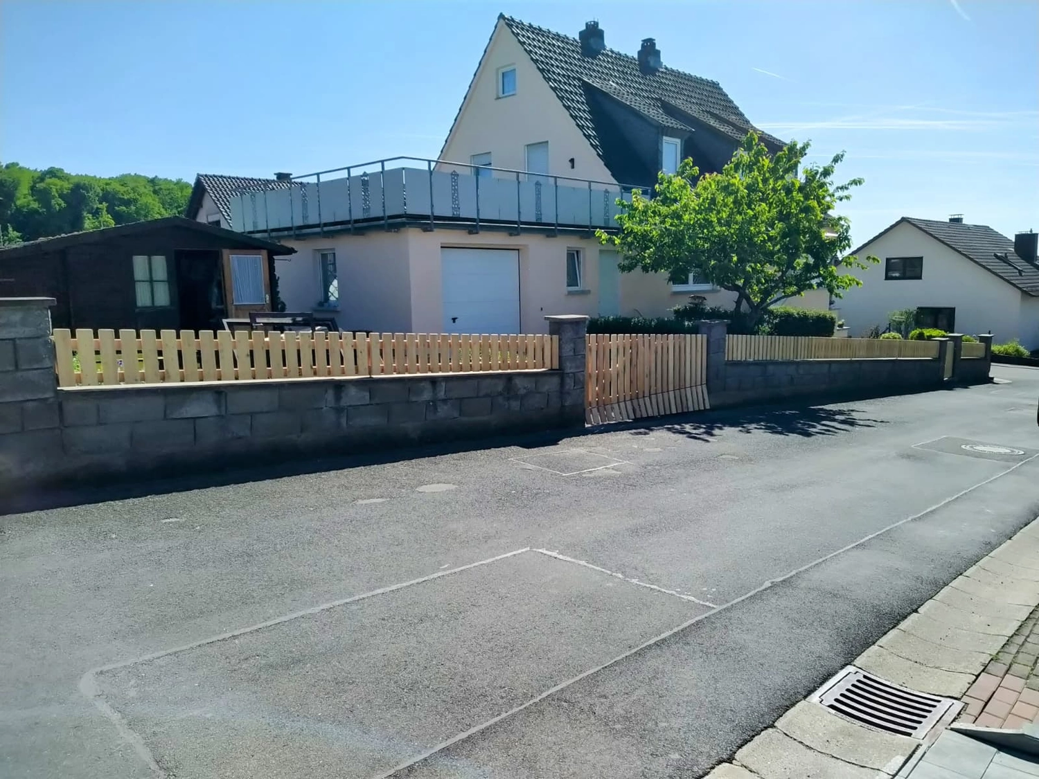 Wetter-Gebäudeschutz, Terrassenbau, Sanierungen, Außenanlagen, Gartengestaltung, Rückbau & Neugestaltung, Zaunbau Lärche, Einbauschrank, Hochbett, Handlauf, Dachsanierung, Baumspielhaus, Sebastian Kirsch, Handwerk 