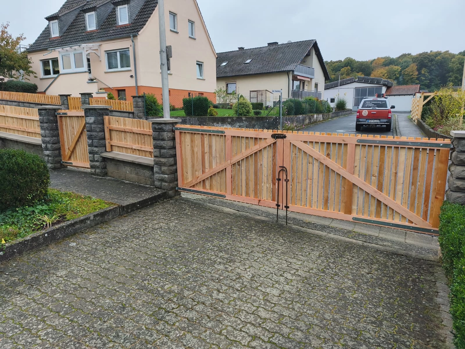 Wetter-Gebäudeschutz, Terrassenbau, Sanierungen, Außenanlagen, Gartengestaltung, Rückbau & Neugestaltung, Zaunbau Lärche, Einbauschrank, Hochbett, Handlauf, Dachsanierung, Baumspielhaus, Sebastian Kirsch, Handwerk 