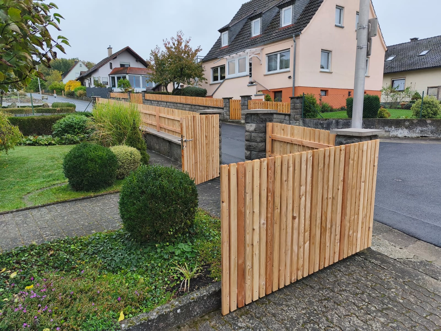 Wetter-Gebäudeschutz, Terrassenbau, Sanierungen, Außenanlagen, Gartengestaltung, Rückbau & Neugestaltung, Zaunbau Lärche, Einbauschrank, Hochbett, Handlauf, Dachsanierung, Baumspielhaus, Sebastian Kirsch, Handwerk 